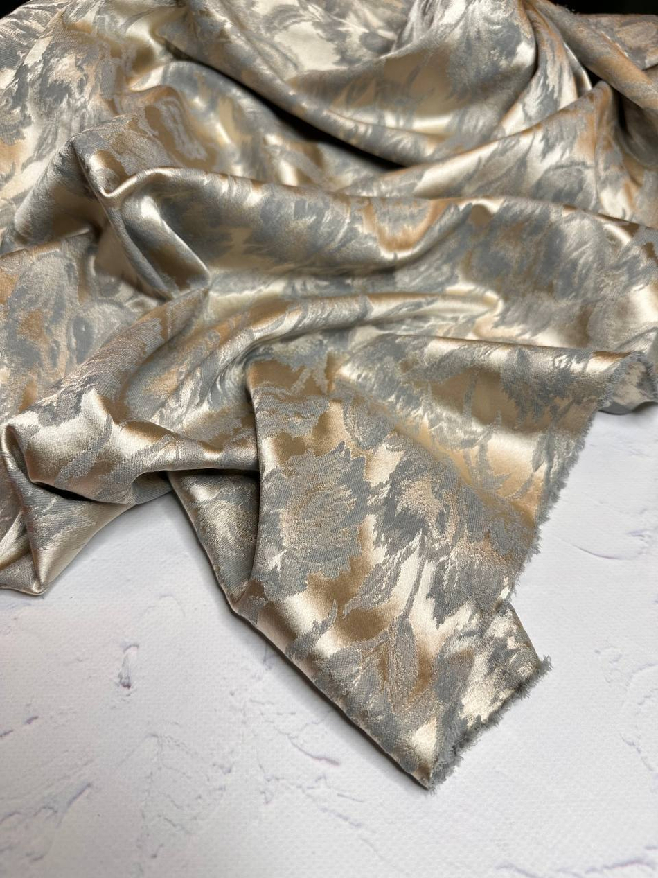 Костюмно-плательный трикотажный жаккард с эластаном (Girani, 77%ацетат/17%пэ/6%эластан, Бежевое золото/серо-голубые тюльпаны, 130, 225 гр/м2)