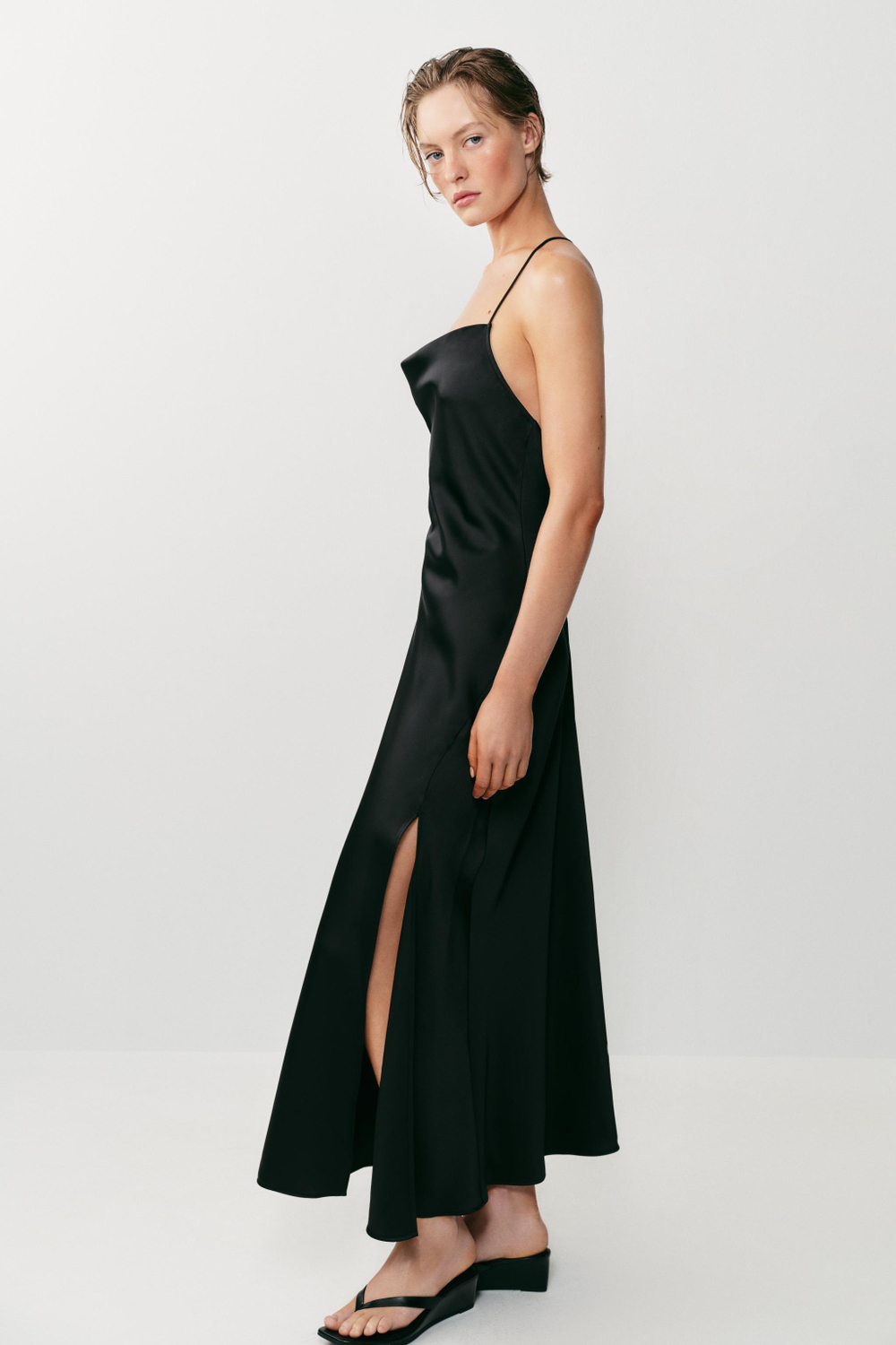 ZARA АТЛАСНОЕ ПЛАТЬЕ С ФУРНИТУРОЙ НА СПИНКЕ, ЧЕРНЫЙ
