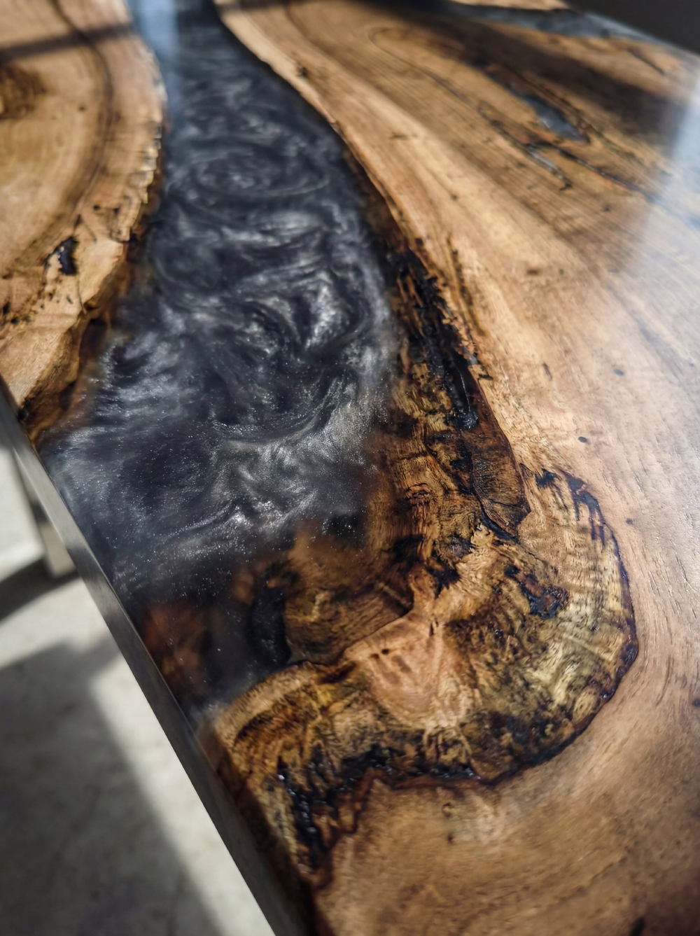 Стол из ореха с эпоксидной смолой