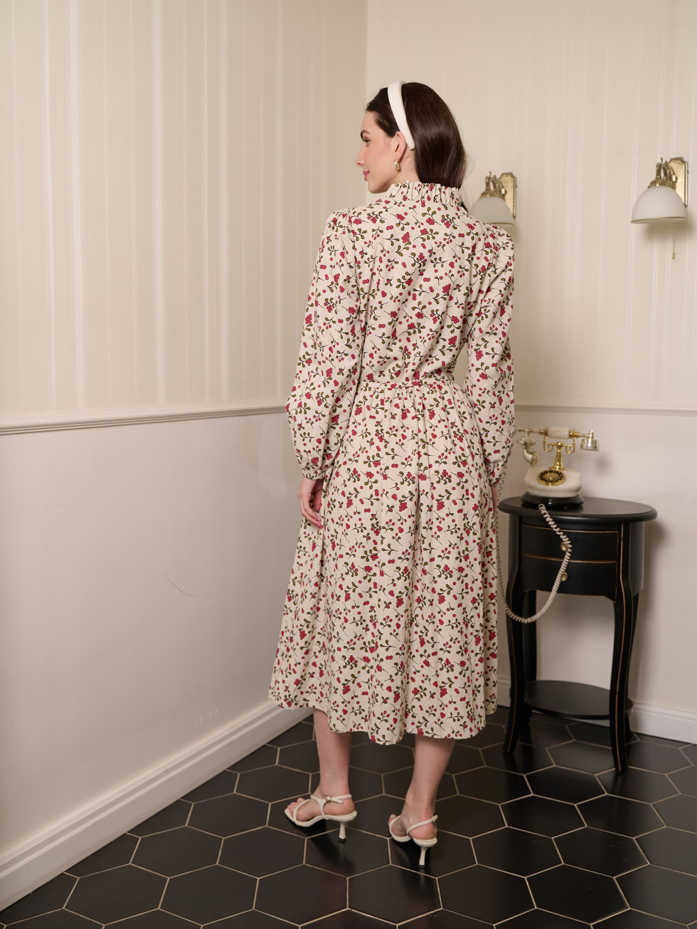 Платье с воротником стойкой