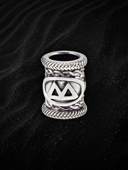 Изображение шарма из серебра со скандинавской руной Беркана для браслета или шнура ручная работа тёмный фон