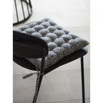 Подушка на стул из хлопка серого цвета с принтом Спелая Смородина из коллекции scandinavian touch, 35х35 см