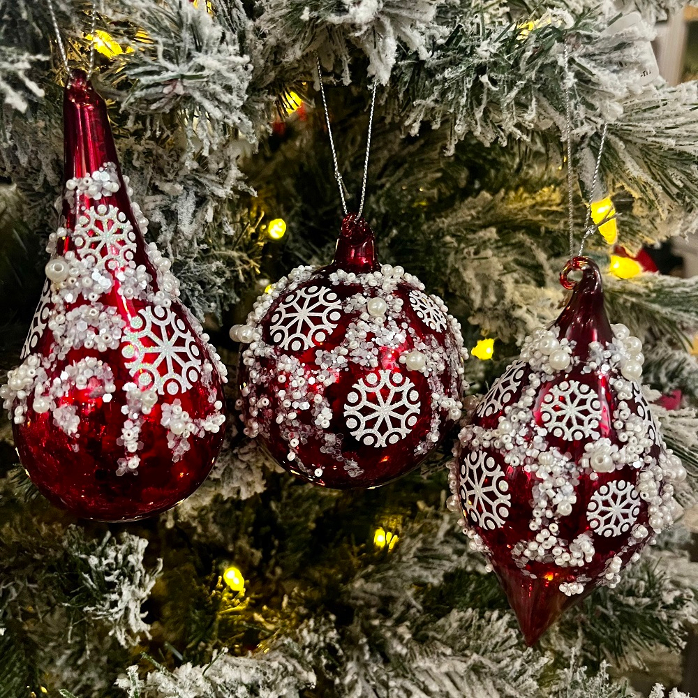 Игрушка красная с белыми бусинами