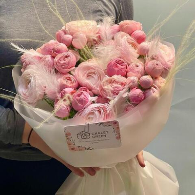 Воздушный букет с ранункулюсами, кустовыми пионовидными розами Сильва Пинк и пёрышками. Авторский букет 013 Chalet Green