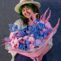 112. Стильный синий букет с розовой хризантемой