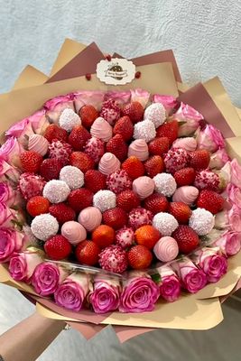 Букет из клубники в шоколаде и цветов Classic Розовый фламинго
