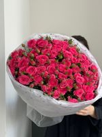 Гранд-букет из ярких, кустовых пионовидных роз