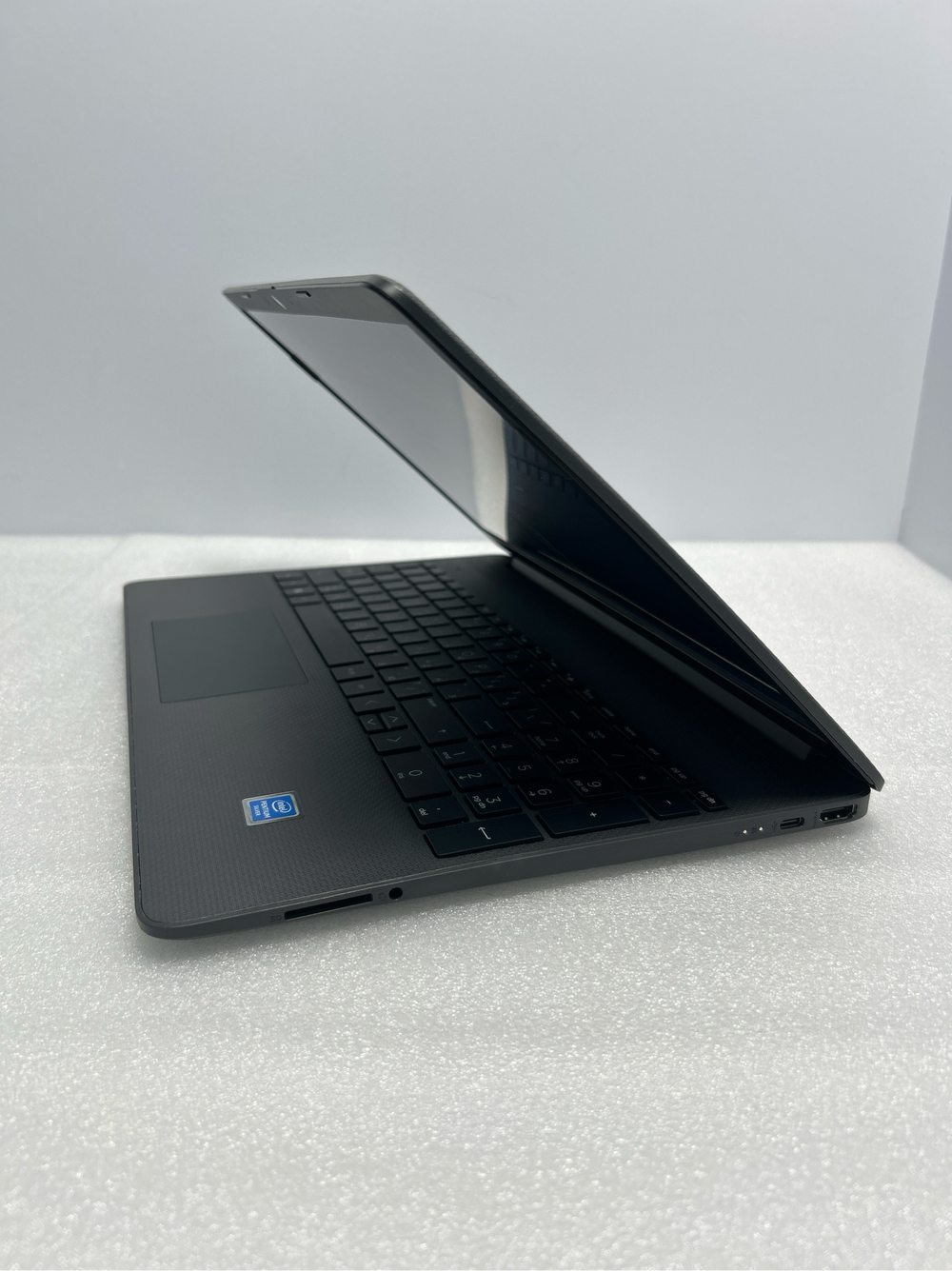 Ноутбук HP 15s-fq0094ur (669X9EA) 15.6"/Intel Pentium Silver N5030/RAM 4GB/SSD 256GB/Intel HD Graphics/1920*1080/IPS/Windows 11/Подсветка кл-ры: нет/серый. Состояние: B1