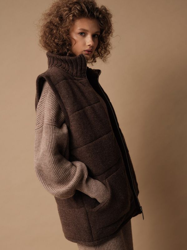 V0442-8100 Жилет шоколадный dbr