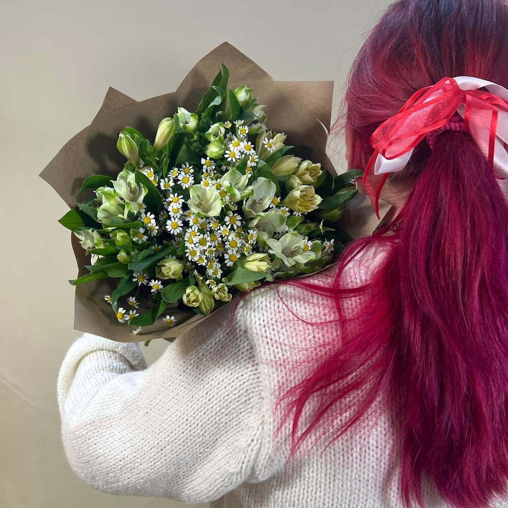 Букет полевых цветов из ромашек и альстромерий