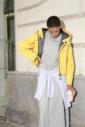 Желтая укороченная ветровка