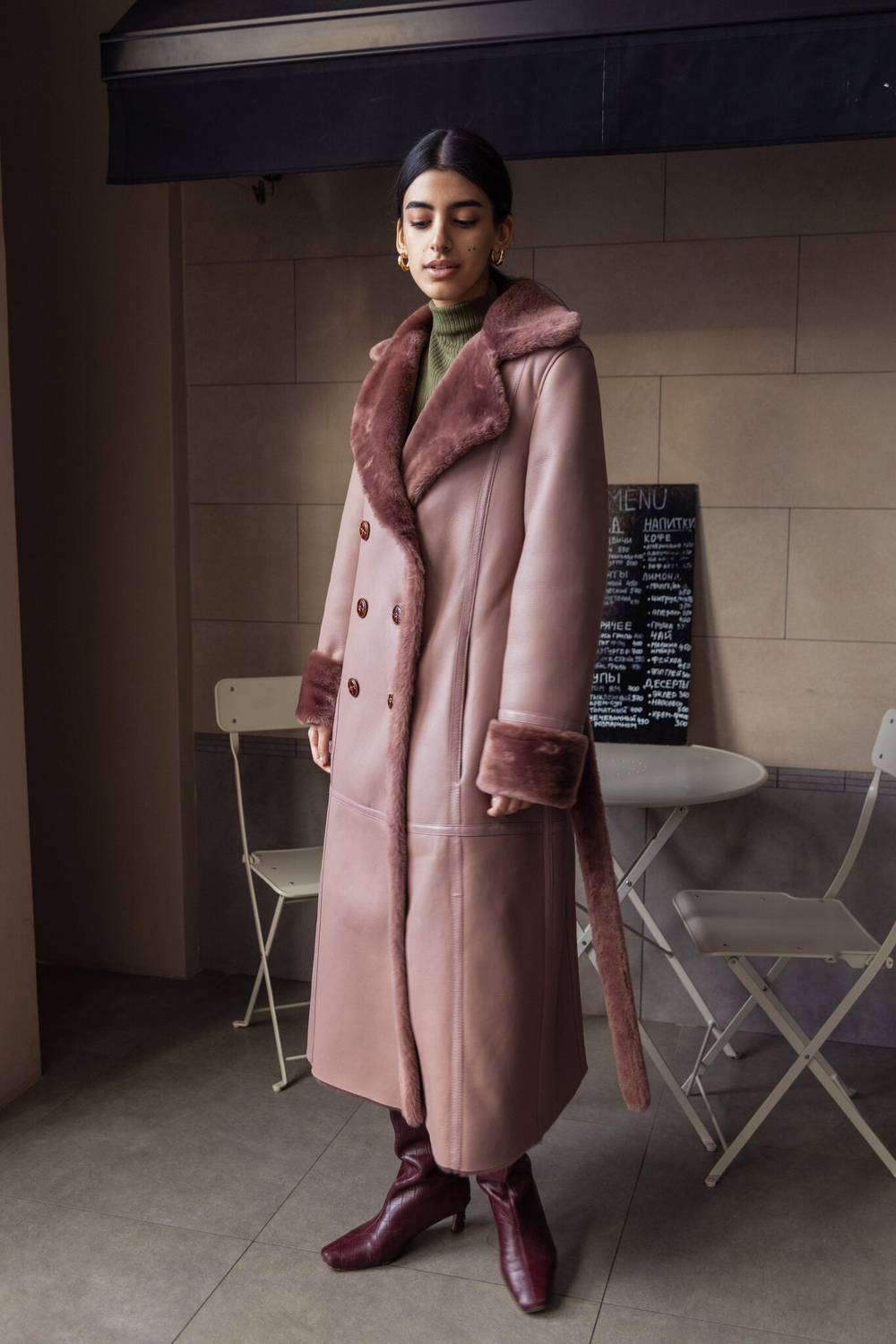 Дубленка-пальто розовая