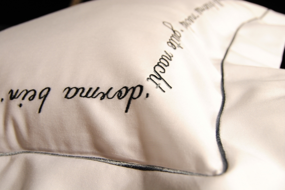 Наволочка 70х70 Christian Fischbacher Luxury Nights Sweet Dreams 557 антрацит Швейцария фрагмент