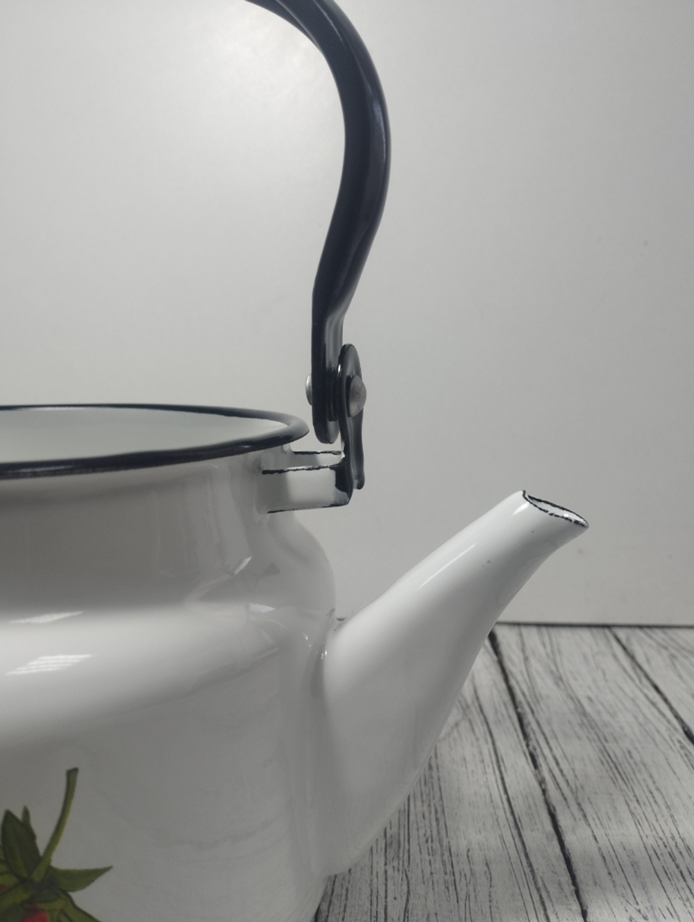 Чайник 2л цил Белый Клубника 42704-102/6