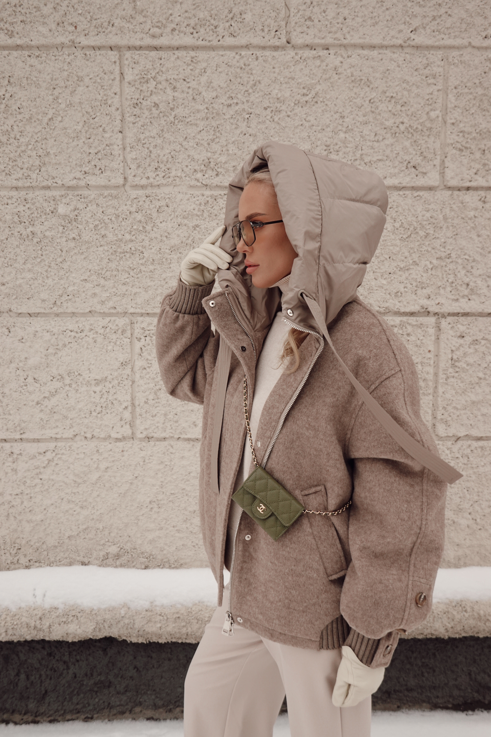 Пуховик средней длины из шерсти с капюшоном