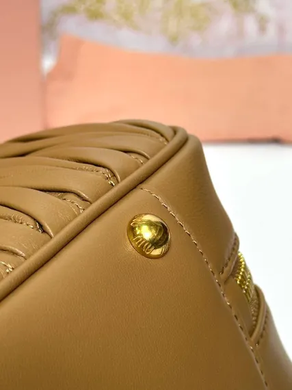 Сумка MIU MIU Arcadie matelassé из кожи наппа, карамельный