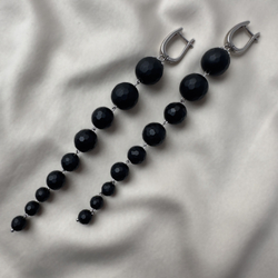 alt="Чёрные серьги-подвески агат, английский замок"