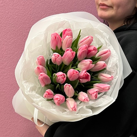 Букет свежих розовых тюльпанов