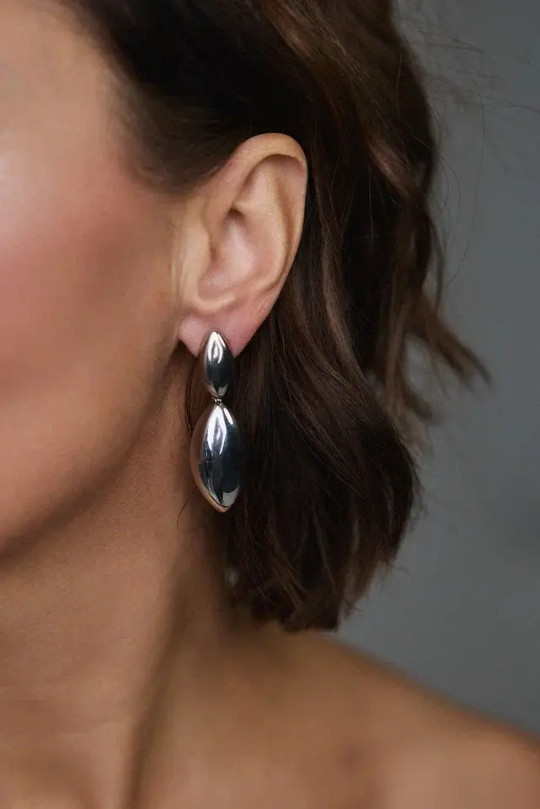 Серьги пусеты двойные капли, оттенок серебро