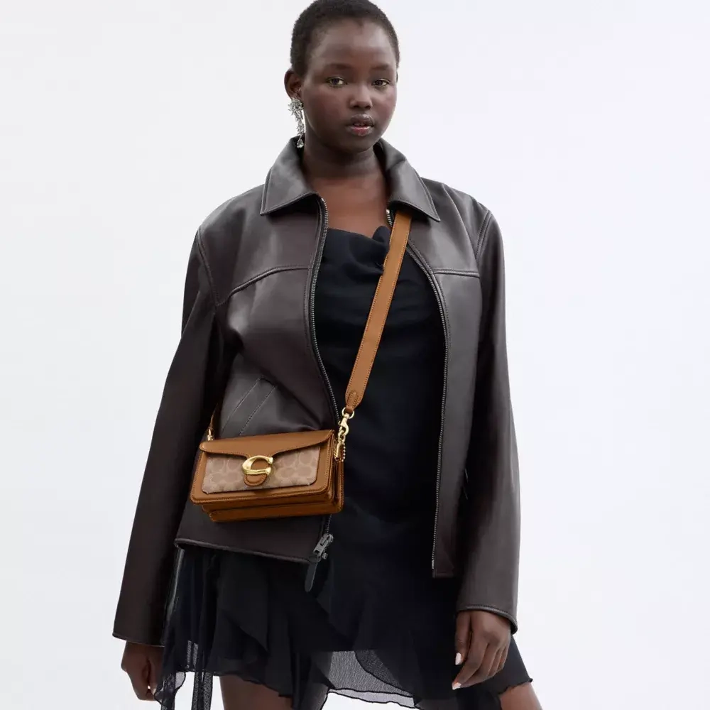 COACH СУМКА ЧЕРЕЗ ПЛЕЧО TABBY 20 ИЗ ФИРМЕННОГО ХОЛСТА, КОРИЧНЕВЫЙ