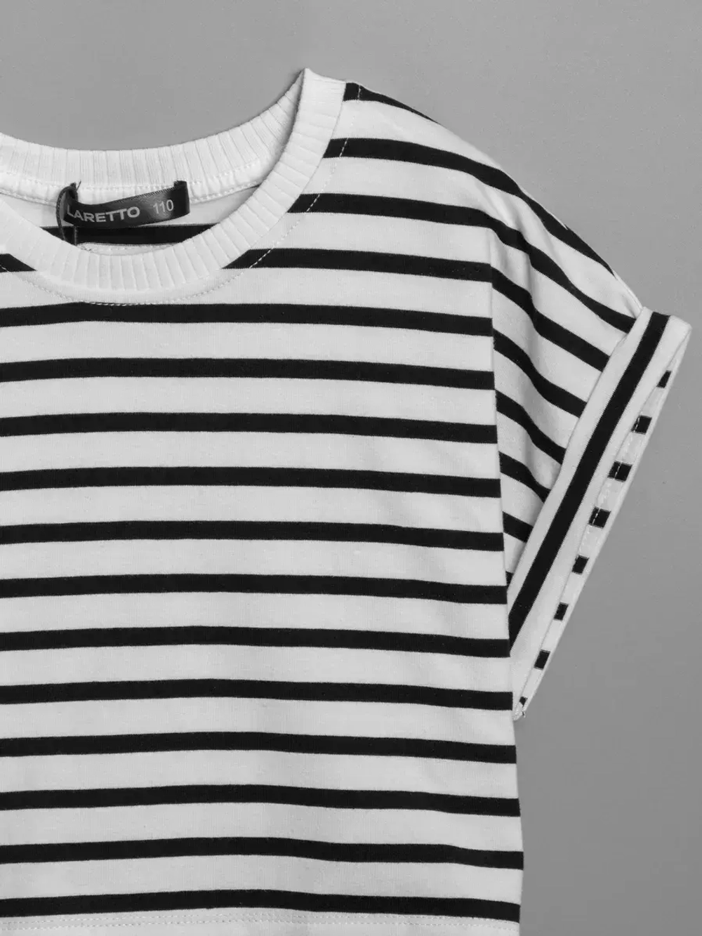 Черно-белый костюм для девочки в полоску