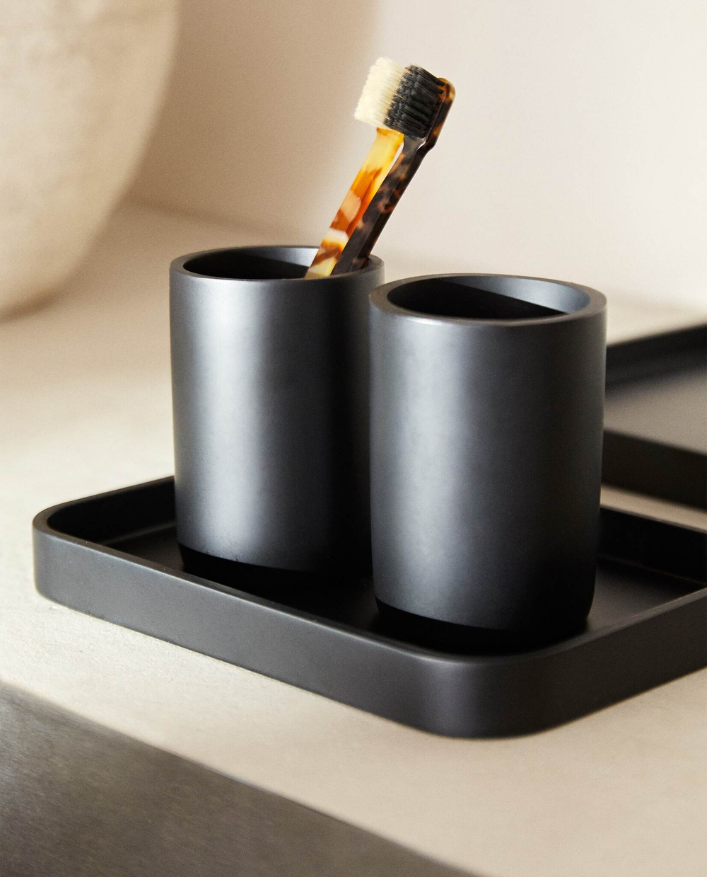 ZARA HOME ПОДСТАВКА ДЛЯ ЗУБНЫХ ЩЕТОК ИЗ СМОЛЫ, ЧЕРНЫЙ