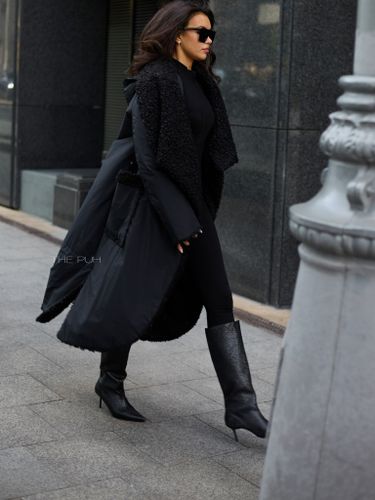 Утепленное черное пальто с эко-мехом