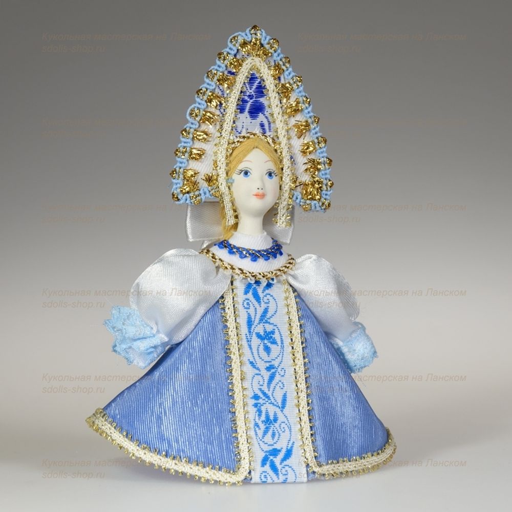 Малая подвесная кукла в треугольном кокошнике