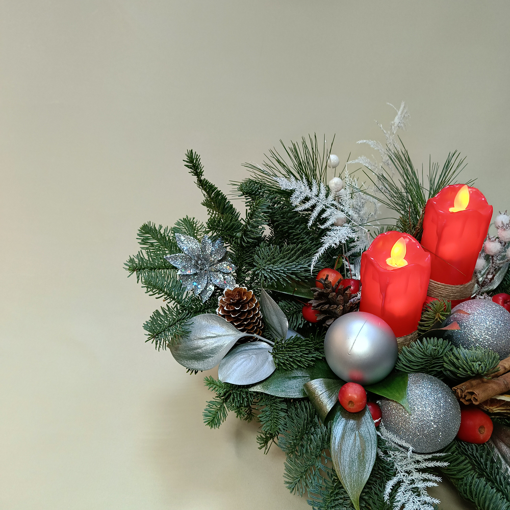 Новогодняя композиция из ели Нобилис райских яблок с искусственными свечами