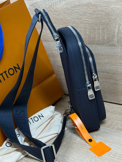 Сумка-слинг Louis Vuitton