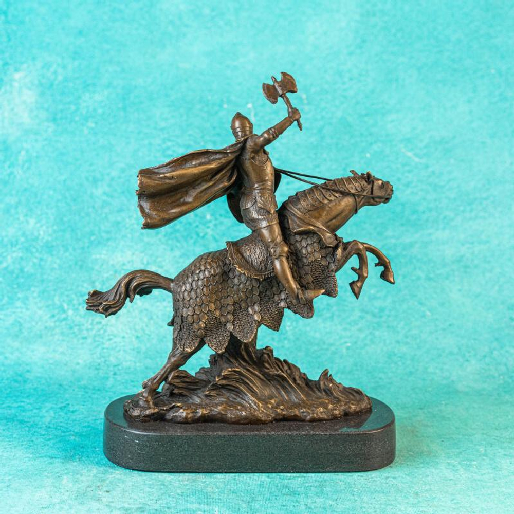 Настольная кабинетная скульптура «Конный рыцарь с топором»