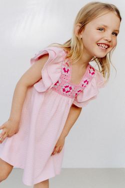 ZARA ПЛАТЬЕ ИЗ РЕЛЬЕФНОЙ ТКАНИ С КРУЖЕВОМ КРОШЕ, ПАСТЕЛЬНО-РОЗОВЫЙ