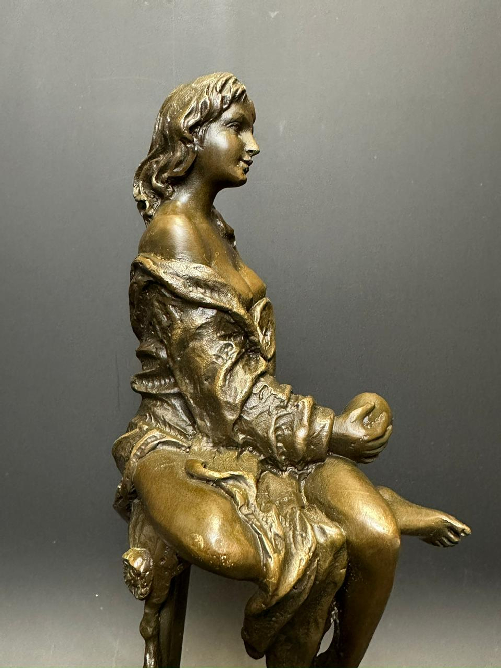 Бронзовая статуэтка «Девушка на стуле»