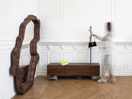 Тумба с вешалкой на камнях