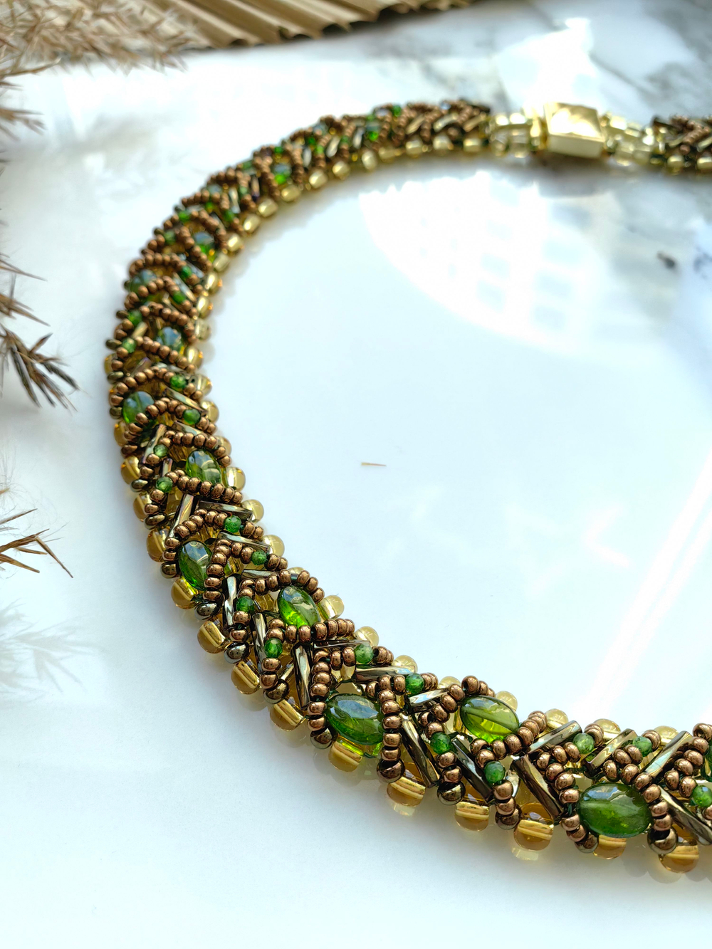 Колье из бисера "Змейка" ручной работы с камнем Гранат (гроссуляр)