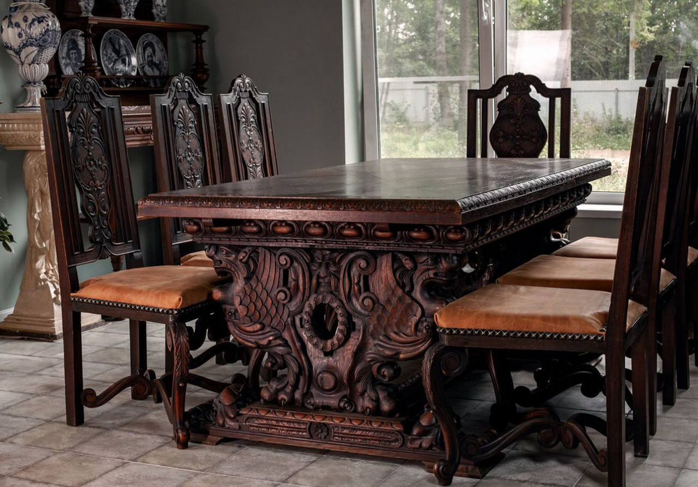 Антикварный комплект в стиле Ренессанс