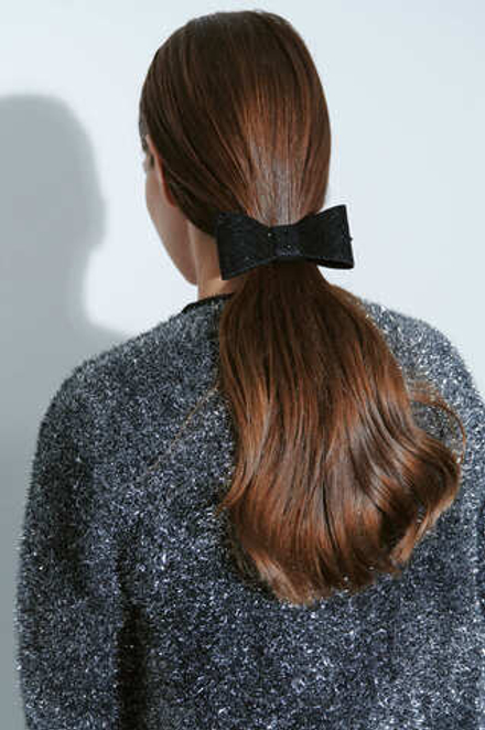 Бант с декором из камней