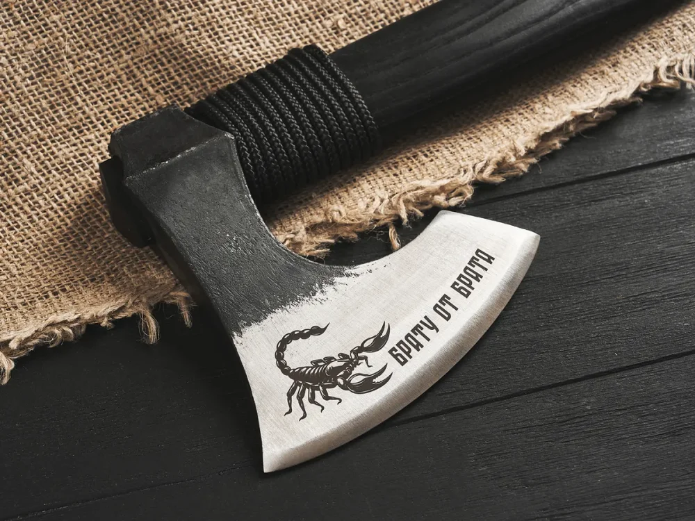 Кованый топор "Брату от брата", гравировка "Скорпион", рукоять черный мореный ясень