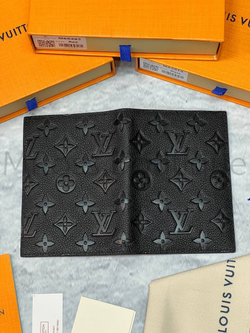 Черная обложка для паспорта Louis Vuitton с тиснением