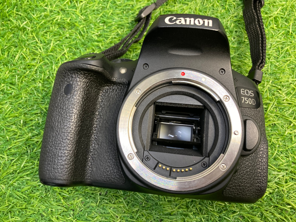 Canon EOS 750D Kit 18-55mm IS II (11.200 кадров)