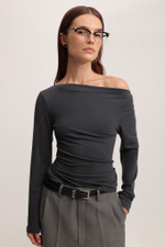 Лонгслив с асимметричным вырезом