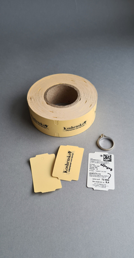 Бежевые бирки с печатью черным.