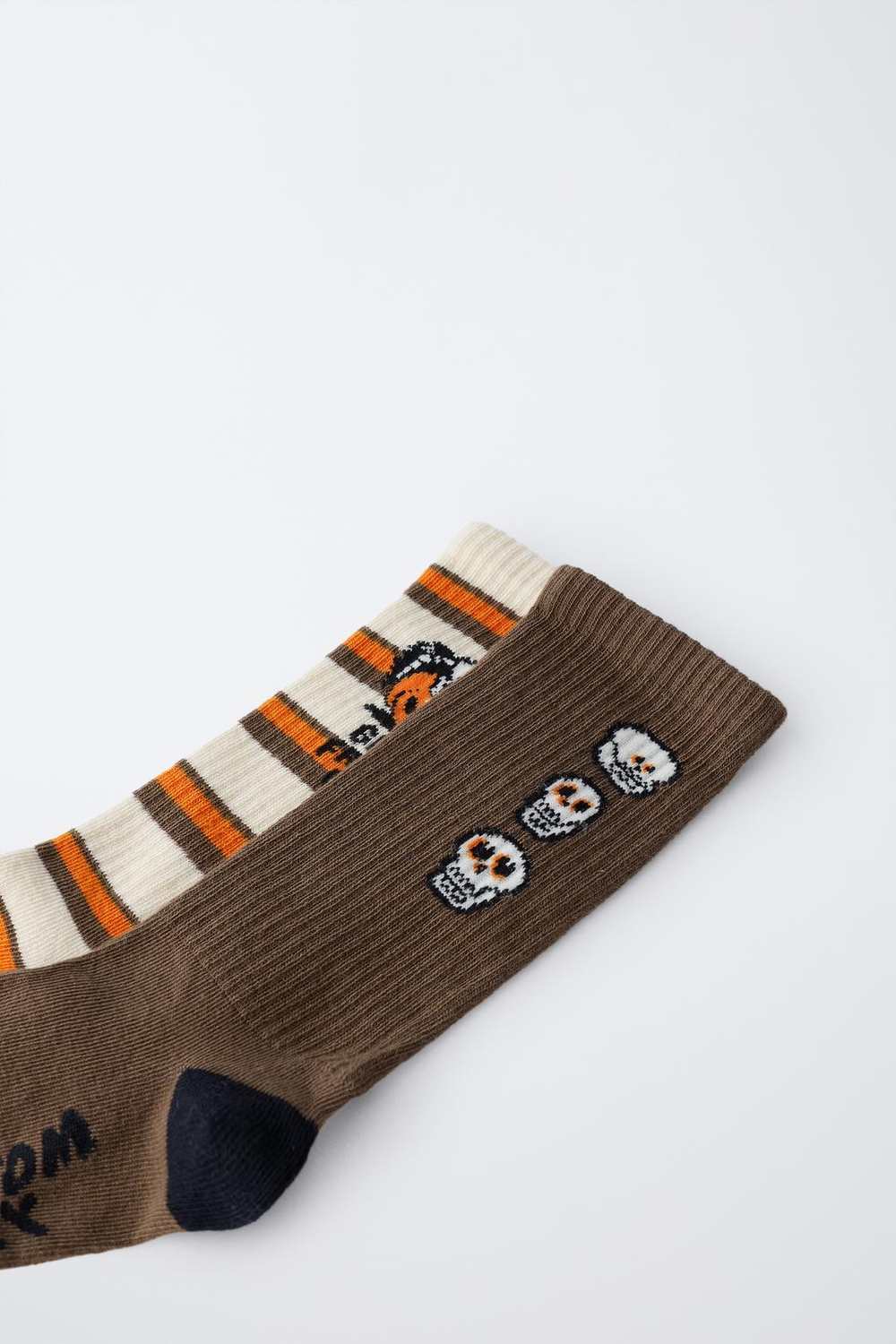 ZARA НАБОР ИЗ ДВУХ ПАР НОСКОВ В ПОЛОСКУ С ТЫКВАМИ, КОРИЧНЕВЫЙ