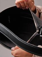 Кожаная сумка багет кросс-боди черный