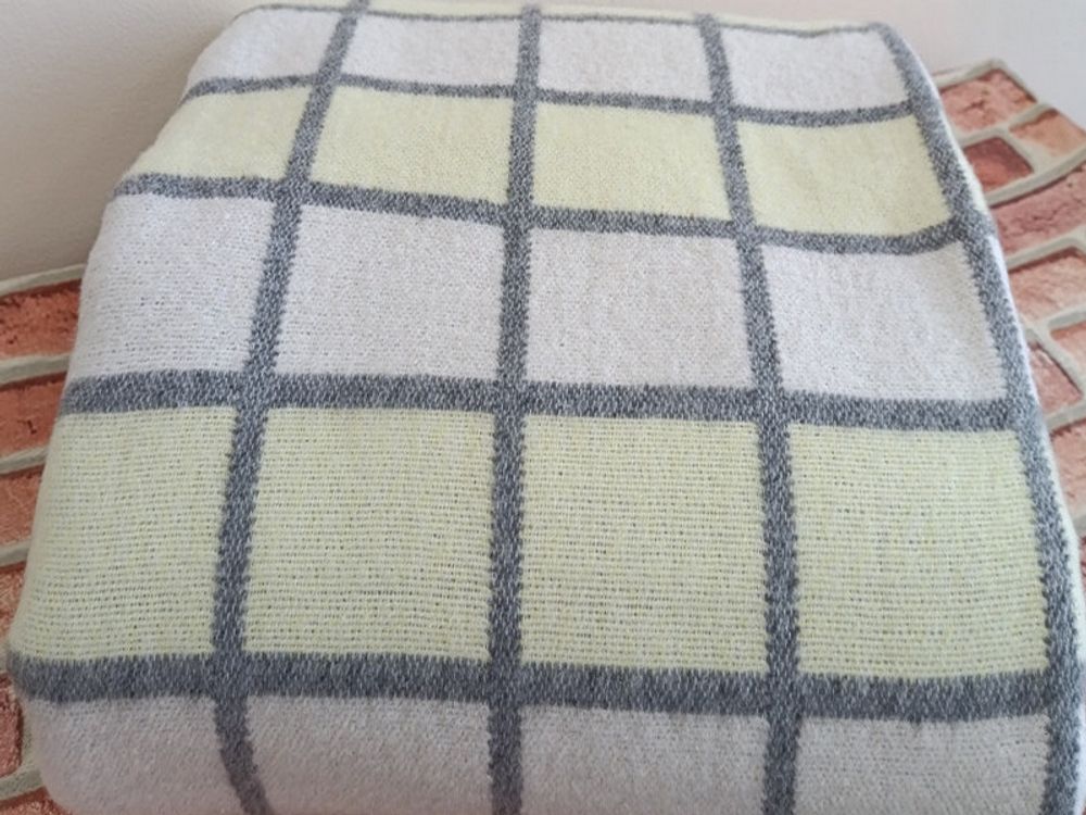 Одеяло полушерстяное "ВВ. БЕЛО-СЕРО-СВЕТЛО-ЖЁЛТАЯ КЛЕТКА МЕЛКАЯ" ОПШ-2, 50% шерсть, плотность 500 г/м2, Россия.