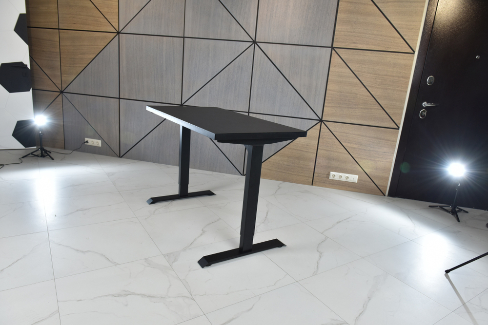 Регулируемый компьютерный стол Bazalt с регулировкой по высоте — столешница МДФ Черный