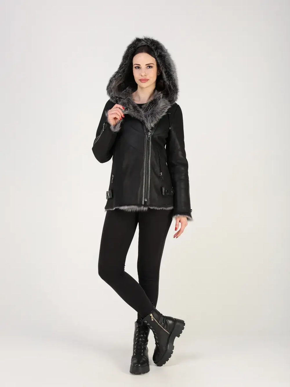 Дубленка зимняя натуральная с капюшоном короткая