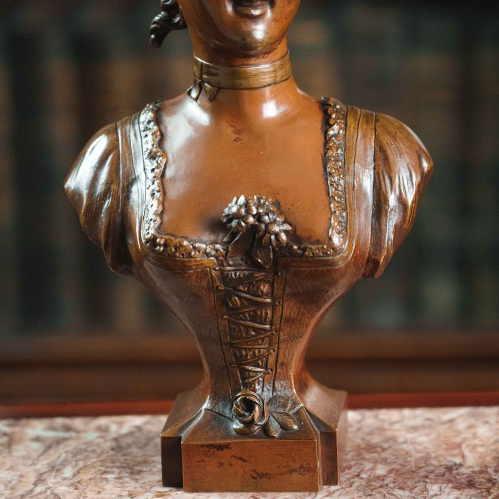 Бюст девушки в шляпке