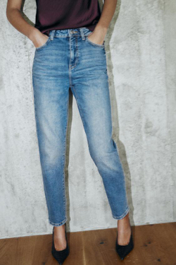 ZARA ДЖИНСЫ Z.01 MOM FIT С ВЫСОКОЙ ПОСАДКОЙ, ВЫЦВЕТШИЙ СИНИЙ
