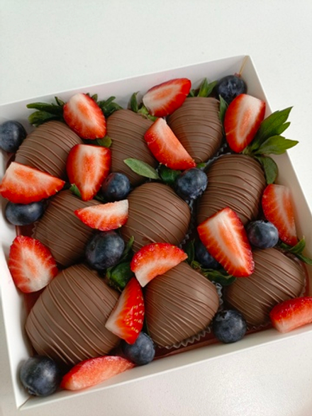 Клубника в шоколаде с ягодами голубики